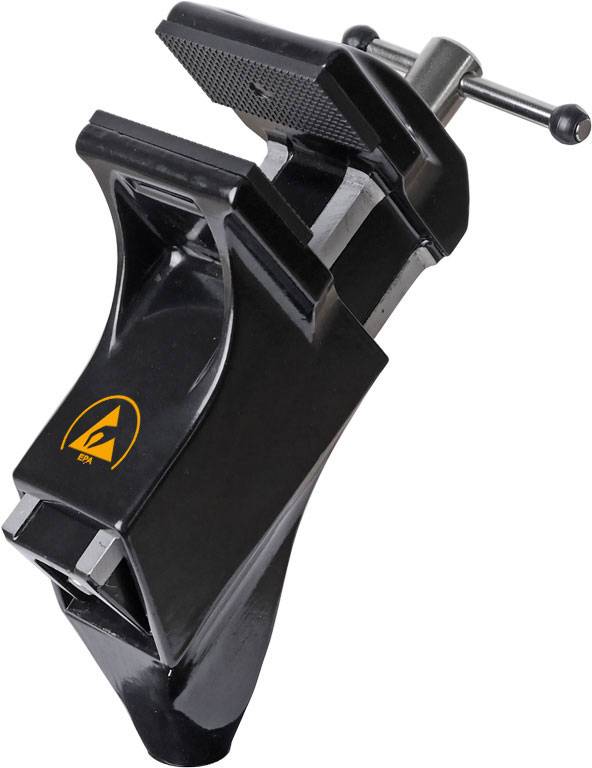 Černý svěrák s kovovým držadlem, fotografovaný z úhlu. Na straně má logo s písmenem 'A'.