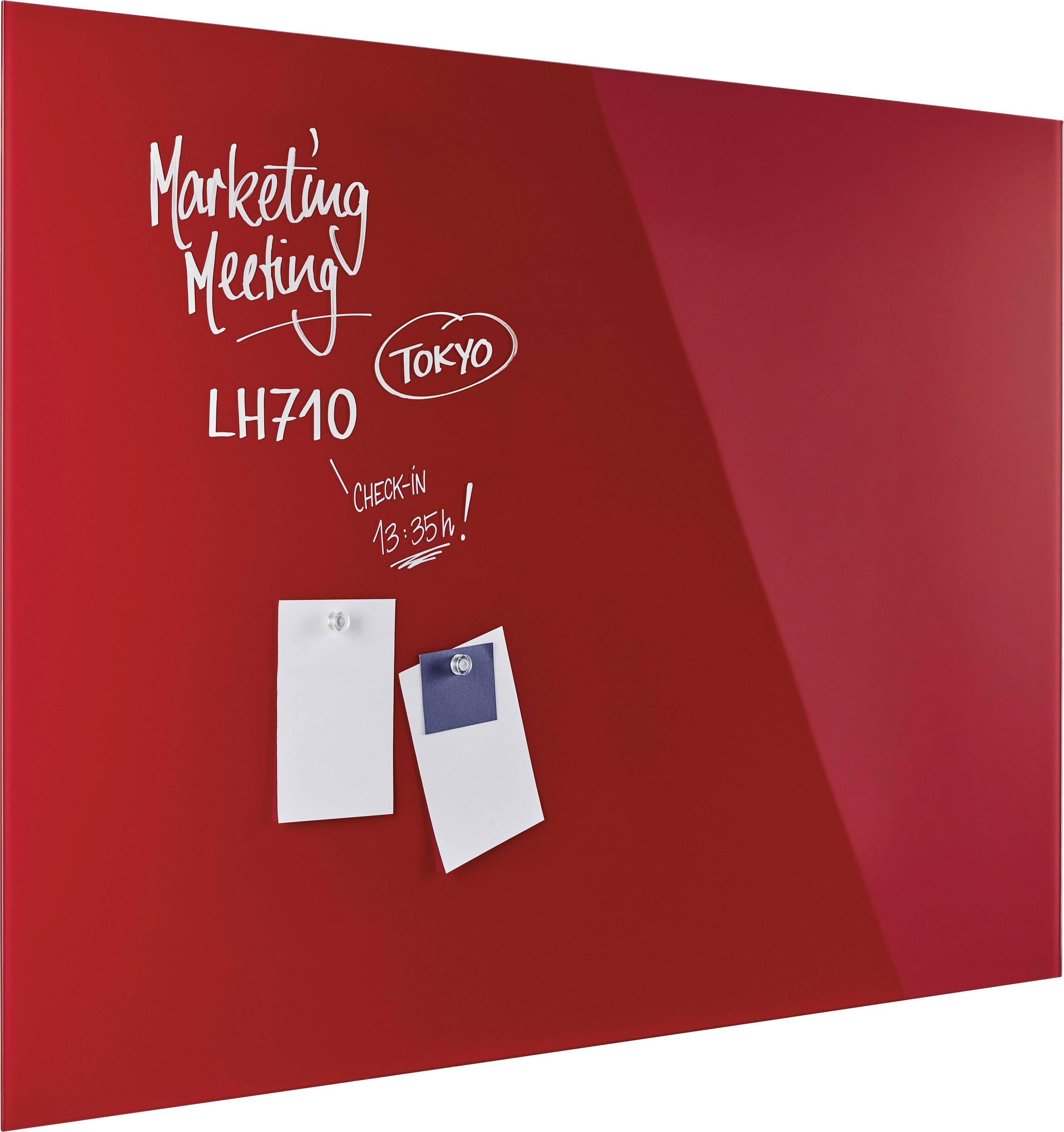 Červená tabule s nápisem 'Marketingová schůzka', 'Tokio', LH710 a 'Check-in 13:35h'. Dva poznámkové lístky jsou připíchnuty.
