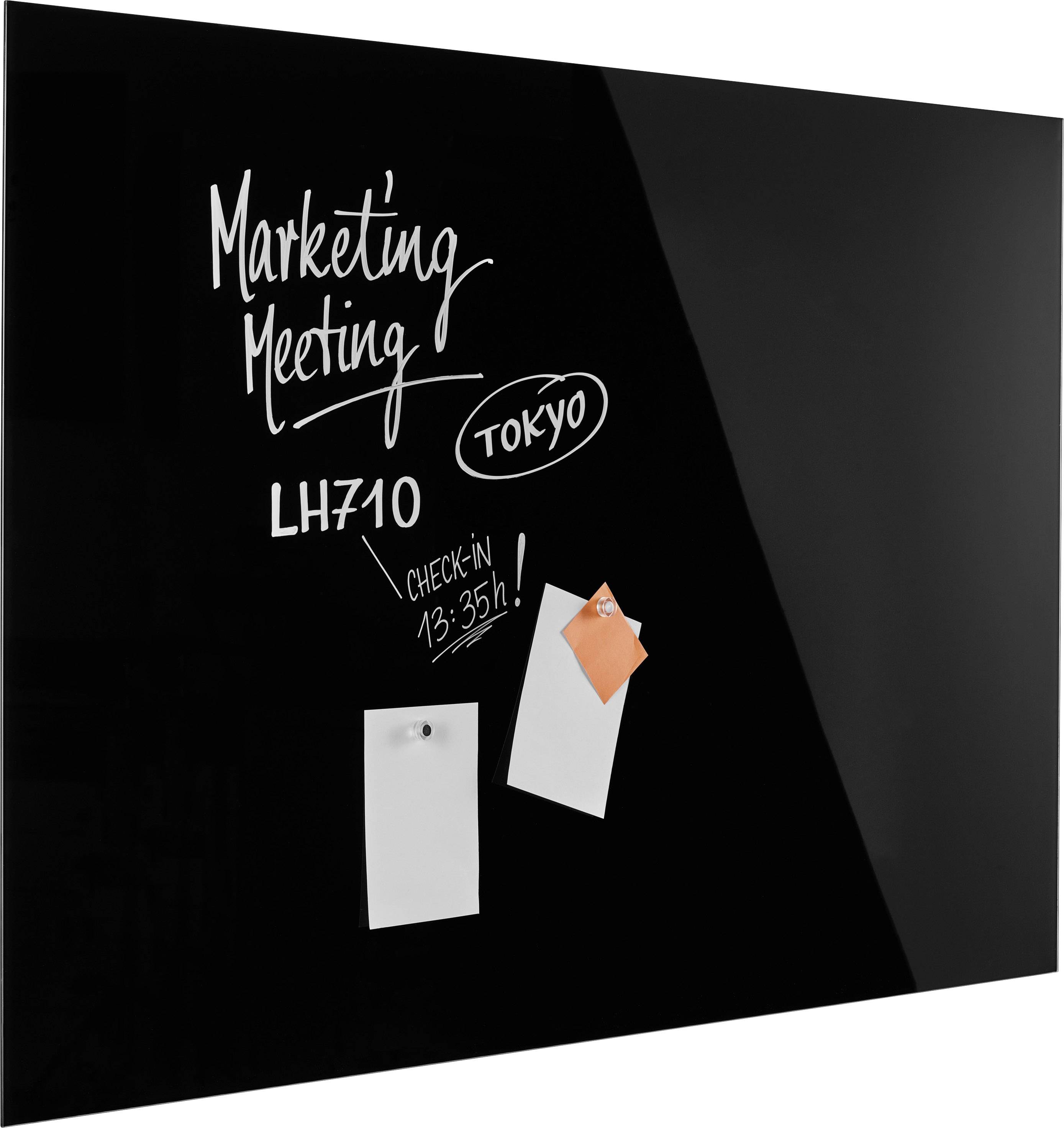 Černá tabule s bílým textem: 'Marketing Meeting' a 'TOKYO'. Dva poznámkové lístky jsou připevněny dole.