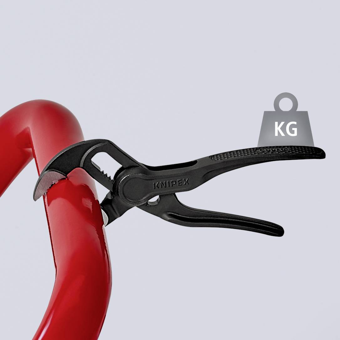 Černé kleště Knipex drží červený ohyb trubky. Nahoře vpravo se nachází symbol váhy s 'KG'.