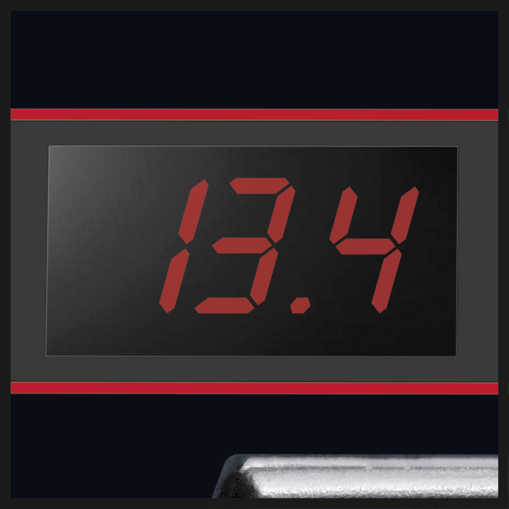 Elektronický displej zobrazuje číslo 13,4 červenými číslicemi na černém pozadí.