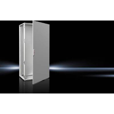 Otevřená šedá elektronická skříň před černým pozadím, osvětlená zleva.