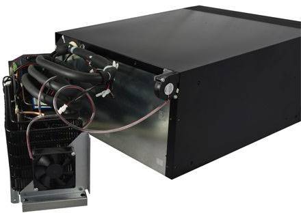 Černá chladicí jednotka s viditelnými kabely a trubkami na levé straně. Leží na rovném povrchu.