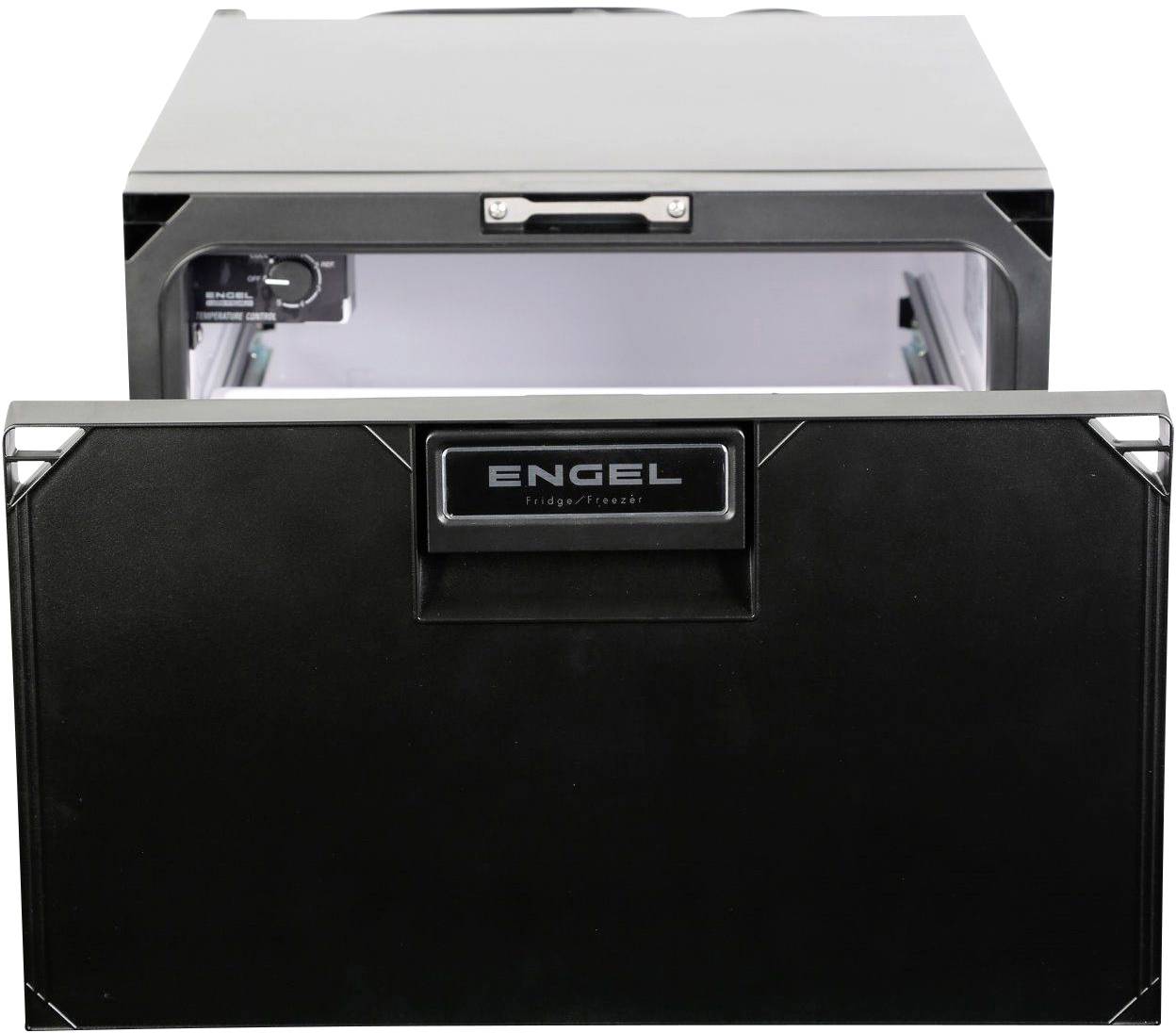 Otevřená černá lednice značky Engel ukazuje svůj vnitřní prostor. Vhodná pro kempování nebo venkovní aktivity.