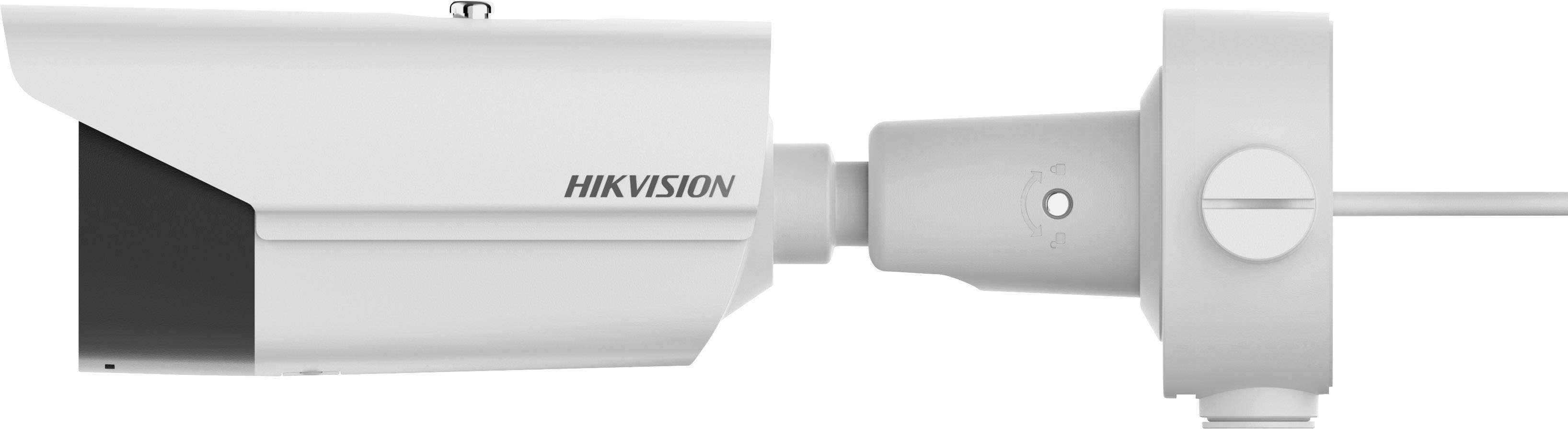 Bílá bezpečnostní kamera značky Hikvision pohledem z boku, upevněná na kloubovém rameni umožňujícím horizontální nastavení.