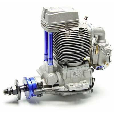 Dvoudobý motor s modrým pístem, stříbrnými žebry a karburátorem. Kompaktní konstrukční provedení, vhodné pro malé stroje nebo modely.