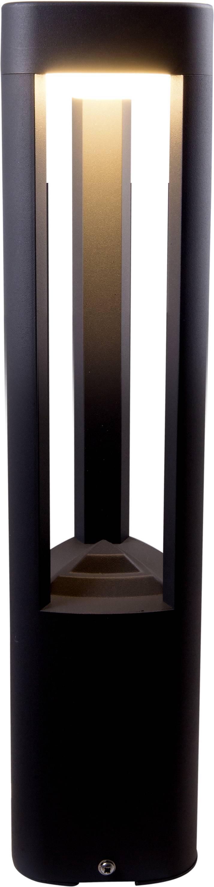 Moderní, černá stojací lampa s otevřeným designem a teplým bílým světlem svítícím nahoru, vhodná pro venkovní prostory.
