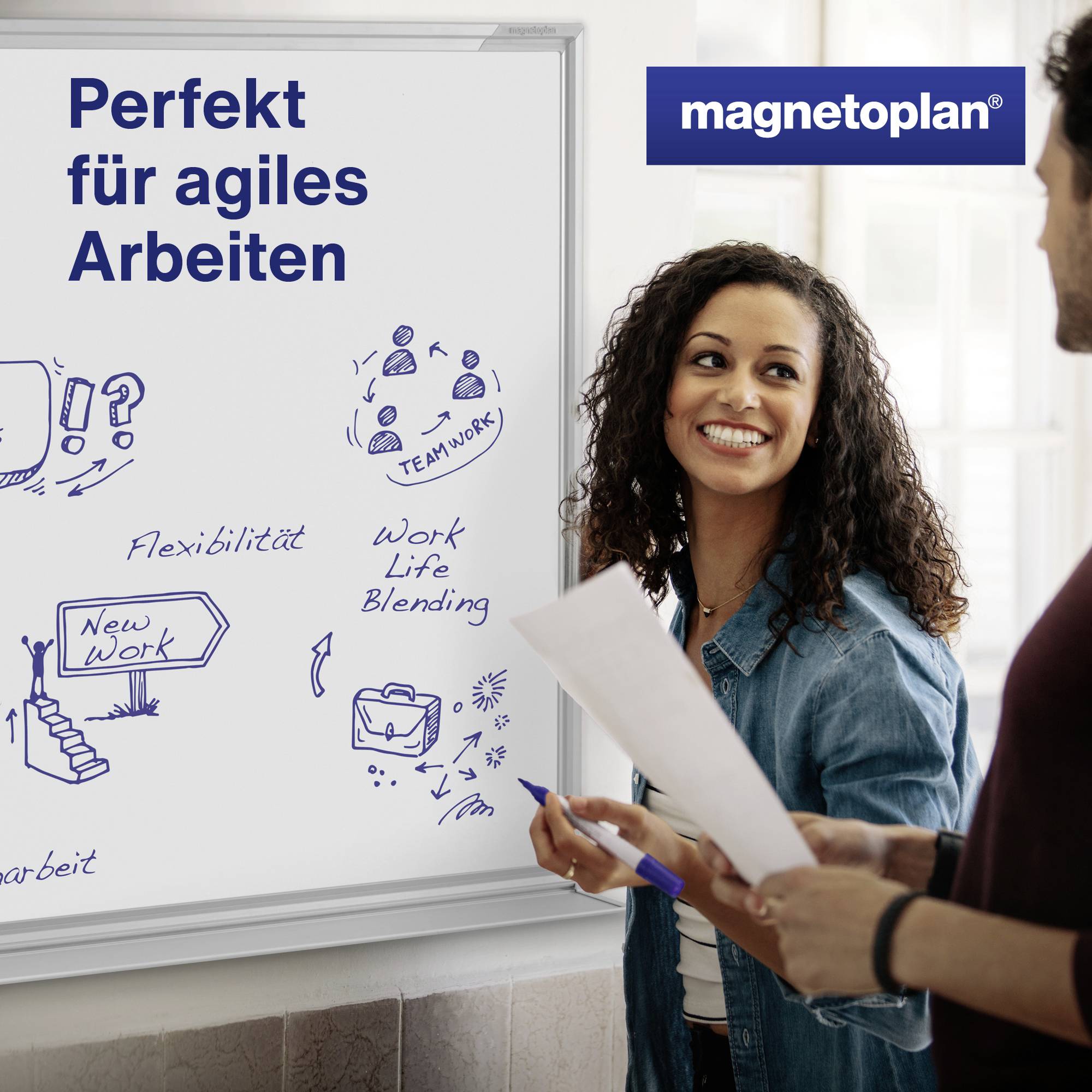 V kanceláři žena ukazuje na whiteboard s texty jako 'Flexibilita' a 'New Work'. Nahoře je napsáno 'Perfektní pro agilní práci'.