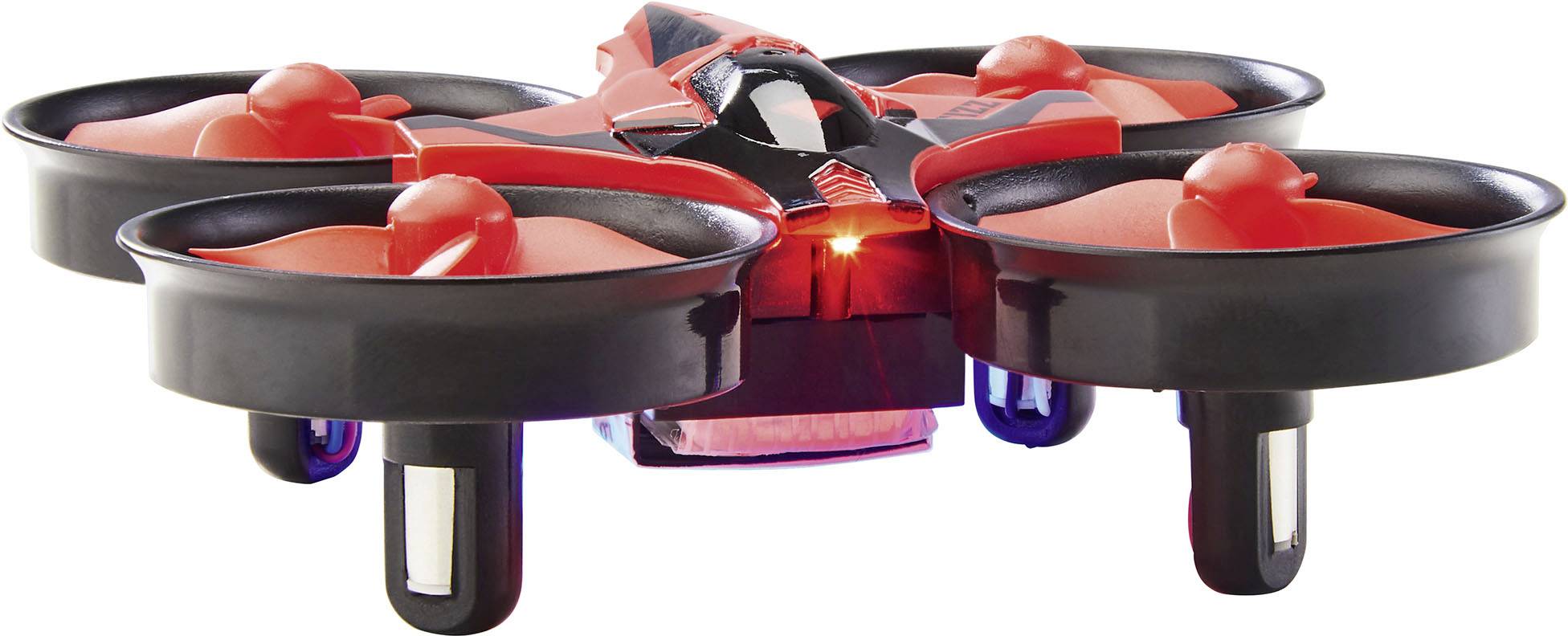 Malý červený dron se čtyřmi rotory visí ve vzduchu, osvětlen centrálním červeným světlem.