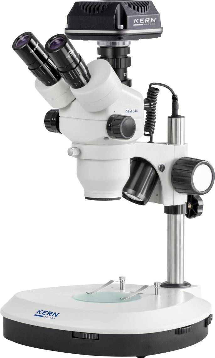 Bílý laboratorní mikroskop s několika okuláry a stabilním stojanem umístěný na stole.