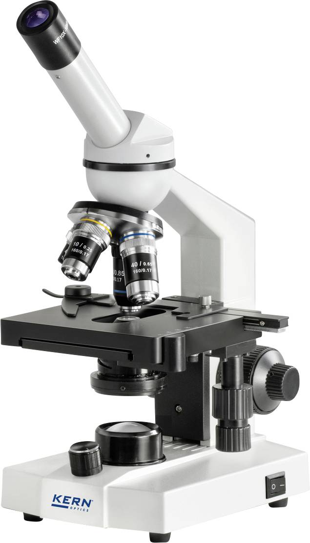 Bílý laboratorní mikroskop s několika objektivy a okulárem, vhodný pro vědecké zkoumání a analýzy.