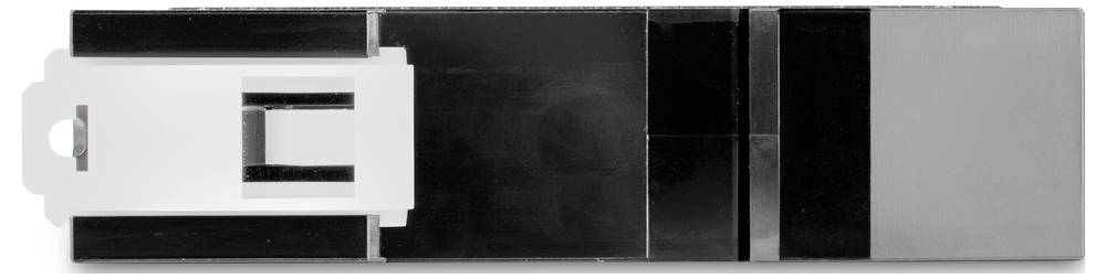 Černý a šedý obdélníkový předmět, pravděpodobně přístroj nebo nástroj, na bílém pozadí.