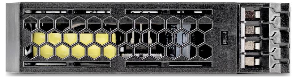 Síťové úložné zařízení montované do racku s šestiúhelníkovým větracím mřížováním a žlutými komponenty, zobrazující vnitřní technologii.