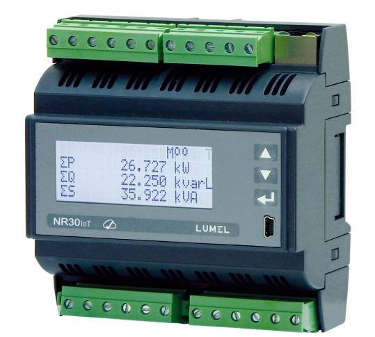 Elektronické měřicí zařízení s digitálním displejem zobrazuje měřené hodnoty: 26,727 kW, 22,250 kvarL, 35,922 kVA. Pouzdro v černé barvě se zelenými přípojkami.