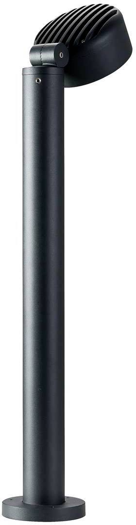 Černá stojací lampa s nastavitelnou hlavou, vhodná pro venkovní použití.