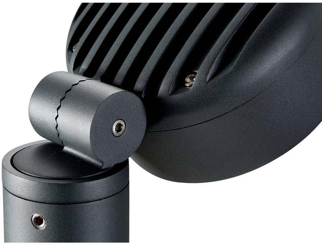 Detailní záběr černého, moderního kloubového mechanismu z kovu, který je součástí technického zařízení, zobrazuje detaily šroubů a kloubů.