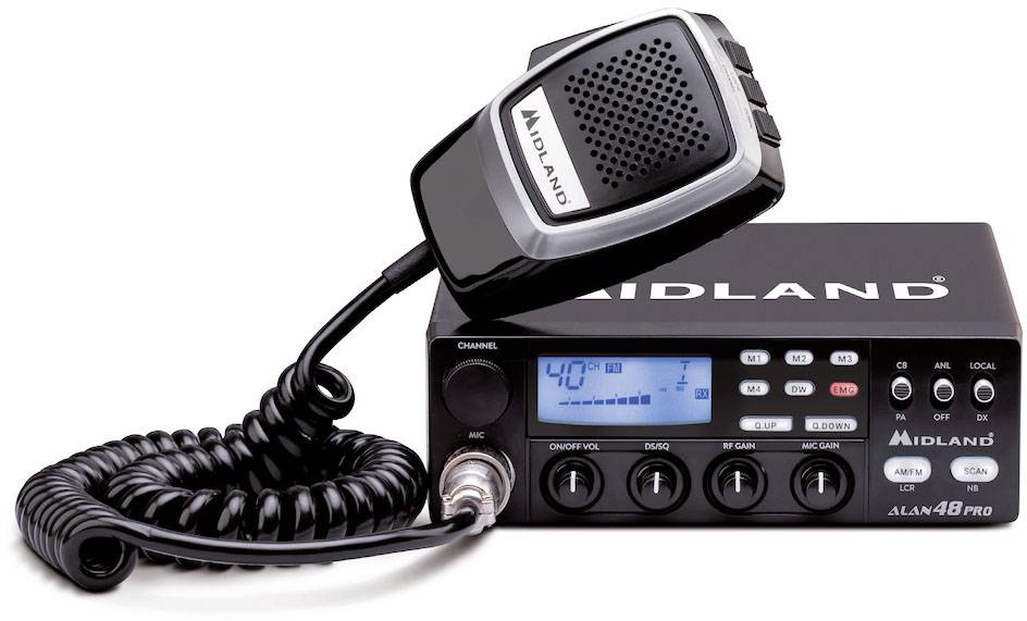 Vysílačka CB 'Midland Alan 48 Pro' s mikrofonem. LCD displej zobrazuje informace o kanálech, ovladače pro hlasitost, šumovou brzdu a modulaci.