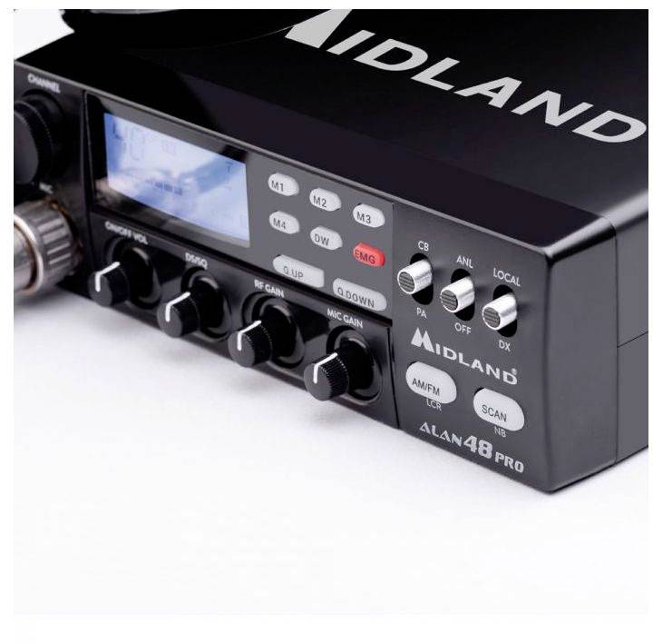 Vysílačka model 'Midland Alan 48 Pro' s ovládacími prvky a displejem, zobrazující různé ovládací tlačítka a frekvenci.
