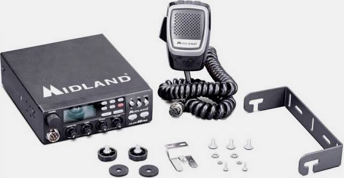 Midland CB-rádio s mikrofonem, montážní konzolí, knoflíky a šrouby, připravené k instalaci do vozidla.
