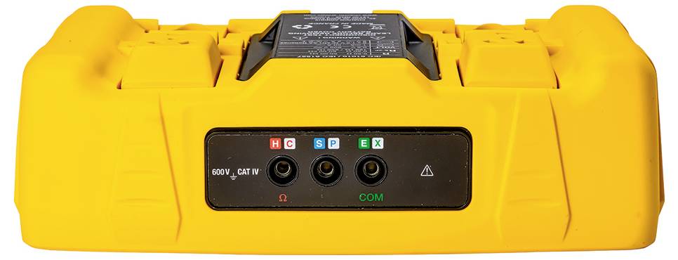 Žluté elektrické měřicí zařízení se čtyřmi vstupy, barevně označenými jako H, C, SP a EX. Nápis '600V, CAT IV' nad vstupy.