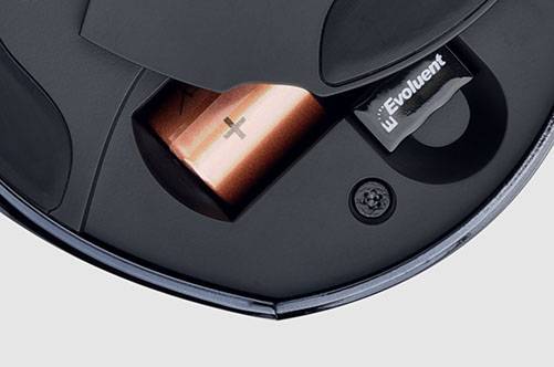 Dno zařízení s otevřeným krytem, zobrazující vloženou baterii AA a USB dongle s nápisem „Evoluent".