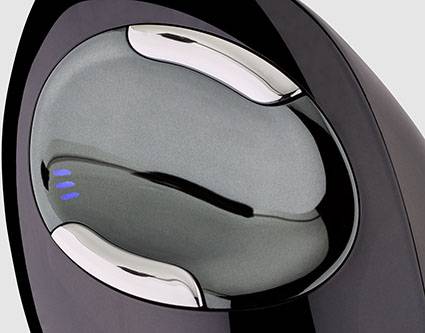 Detailní záběr stylového, moderního černého domácího spotřebiče s lesklými chromovými akcenty a modrým senzorovým světlem.