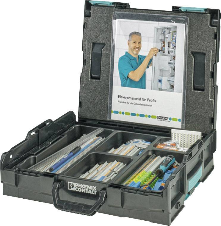 Otevřená transportní krabice s různými elektroinstalačními materiály, včetně kabelových kanálů a spojek. Katalog 'Elektroinstalační materiál pro profesionály'.