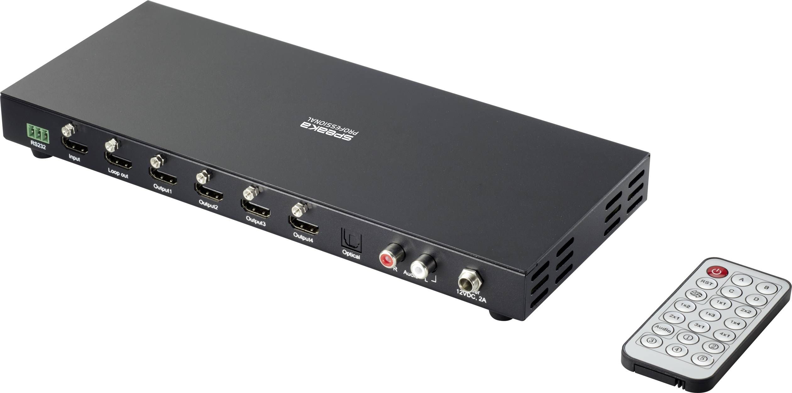 Černý HDMI rozbočovač s několika vstupy a výstupy leží vedle dálkového ovladače na bílém pozadí.