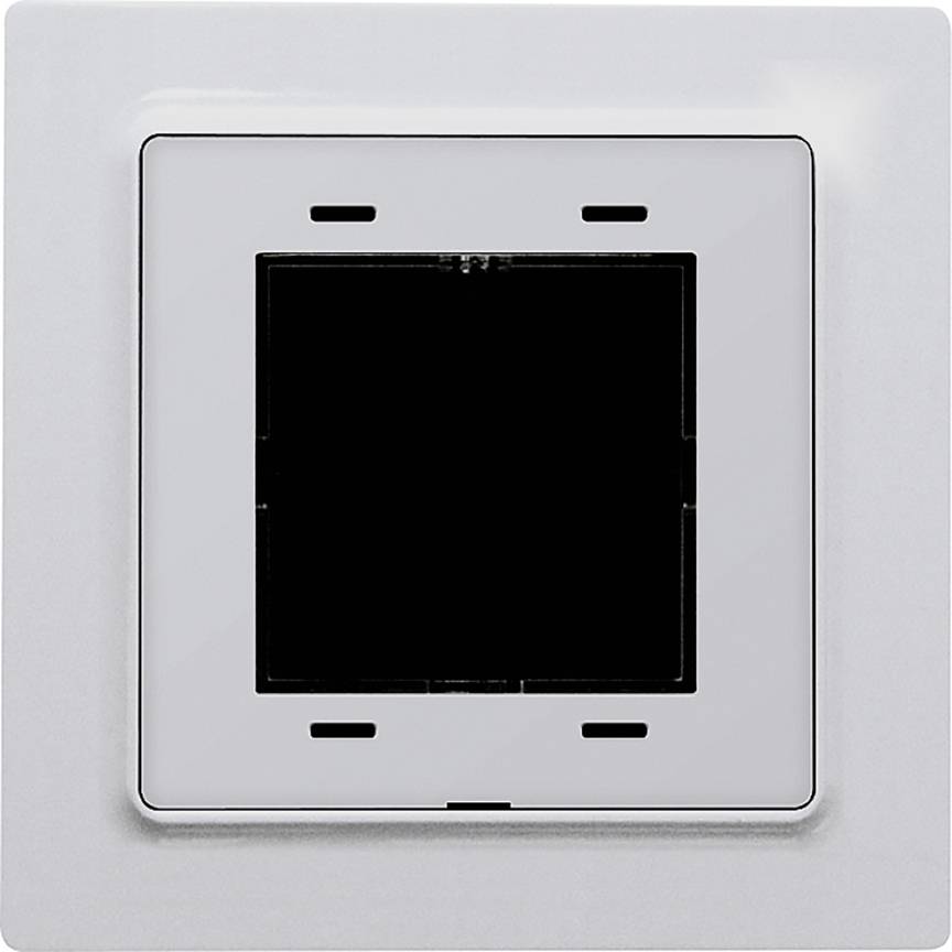 Prázdný, čtvercový rámeček vypínače z bílého plastu, umístěný na stěně.