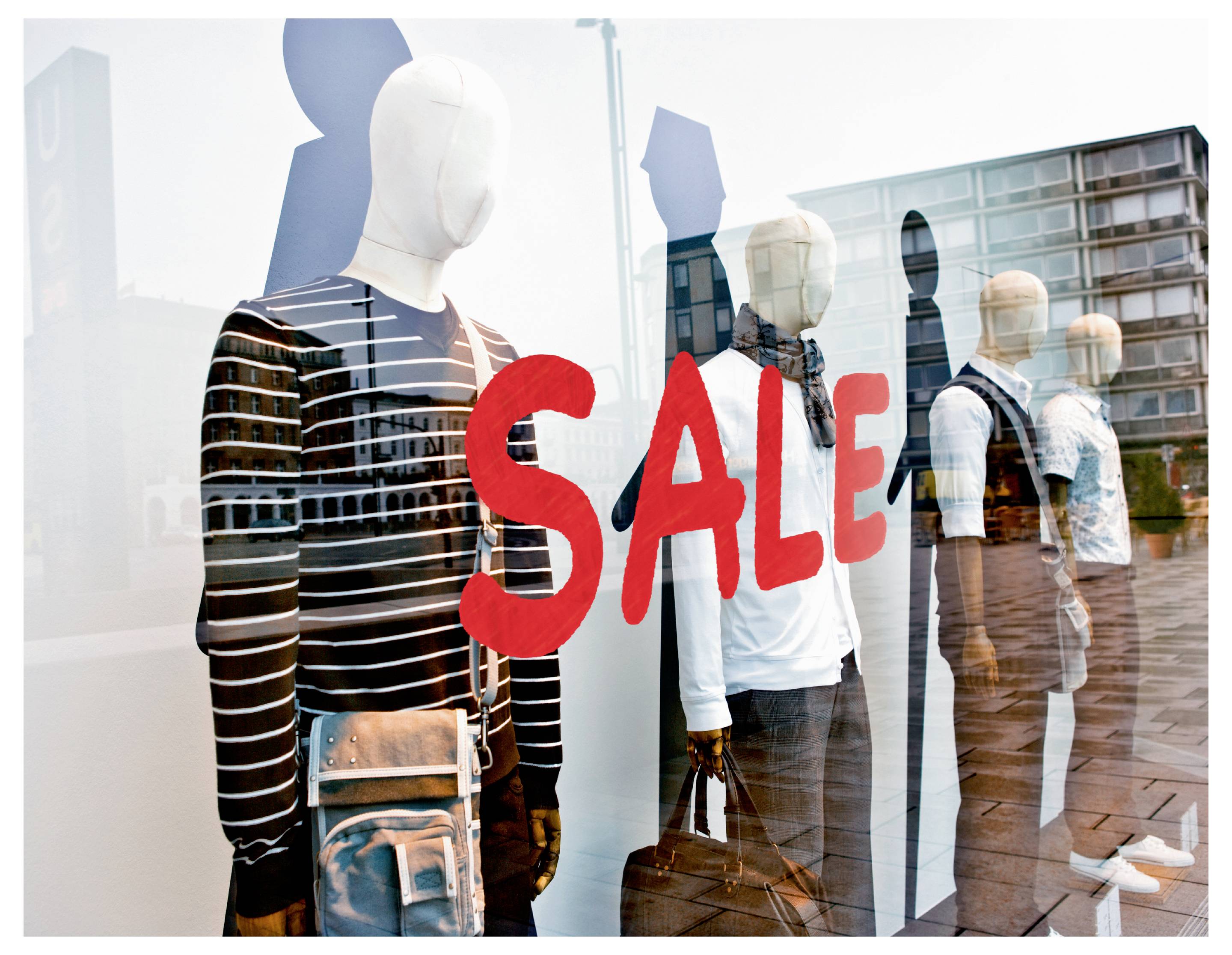 Výkladní skříň s figurínami oblečenými v ležérním stylu a velkou červenou cedulí "VÝPRODEJ"