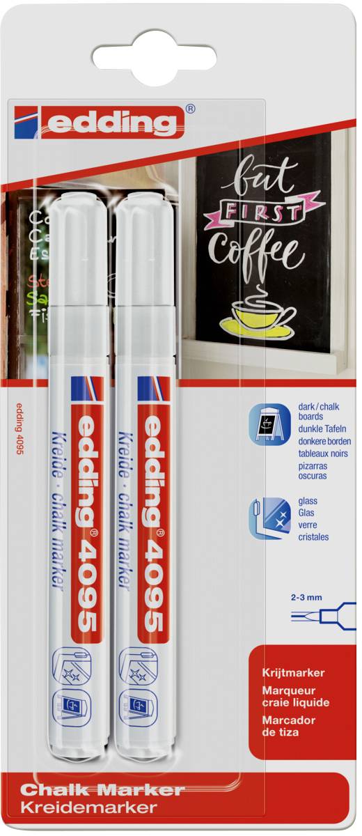 Dva bílé křídové popisovače Edding 4095 na obalu; vhodné pro hladké povrchy. Text 'but first coffee' na tabuli.