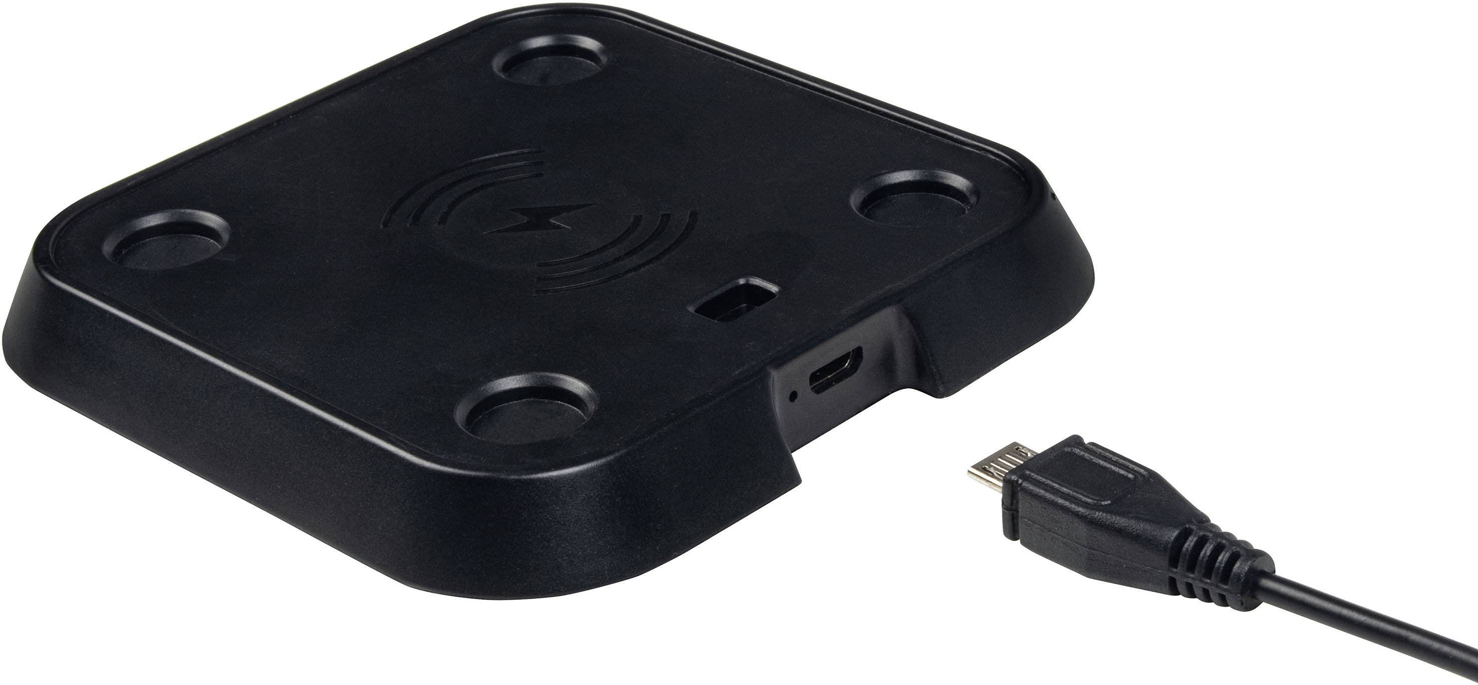 Černá, čtvercová bezdrátová nabíječka s kulatými gumovými nožkami a připojeným USB konektorem.
