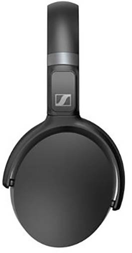 Černá bezdrátová over-ear sluchátka s jednoduchou, moderní designem. Vyrobena především z plastu.