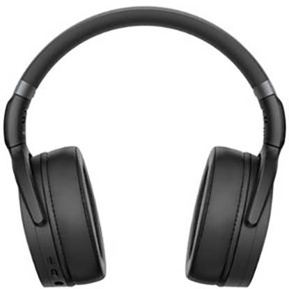 Černé over-ear sluchátka s polstrovanými náušníky a polstrovaným obloukem, zobrazená před bílým pozadím.