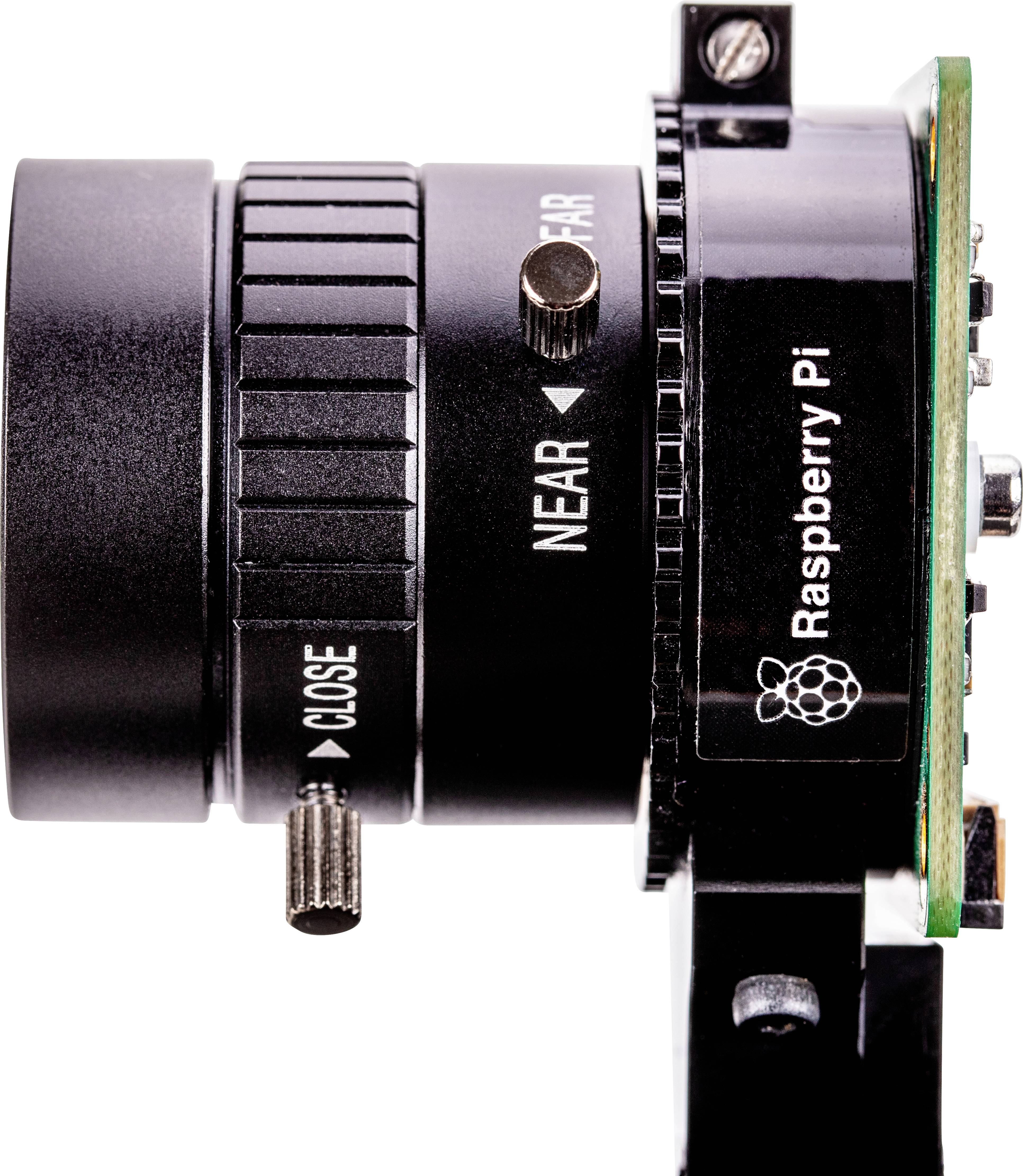 Objektiv fotoaparátu s nápisem 'NEAR' a 'CLOSE', připevněný na desce plošných spojů s logem Raspberry Pi.