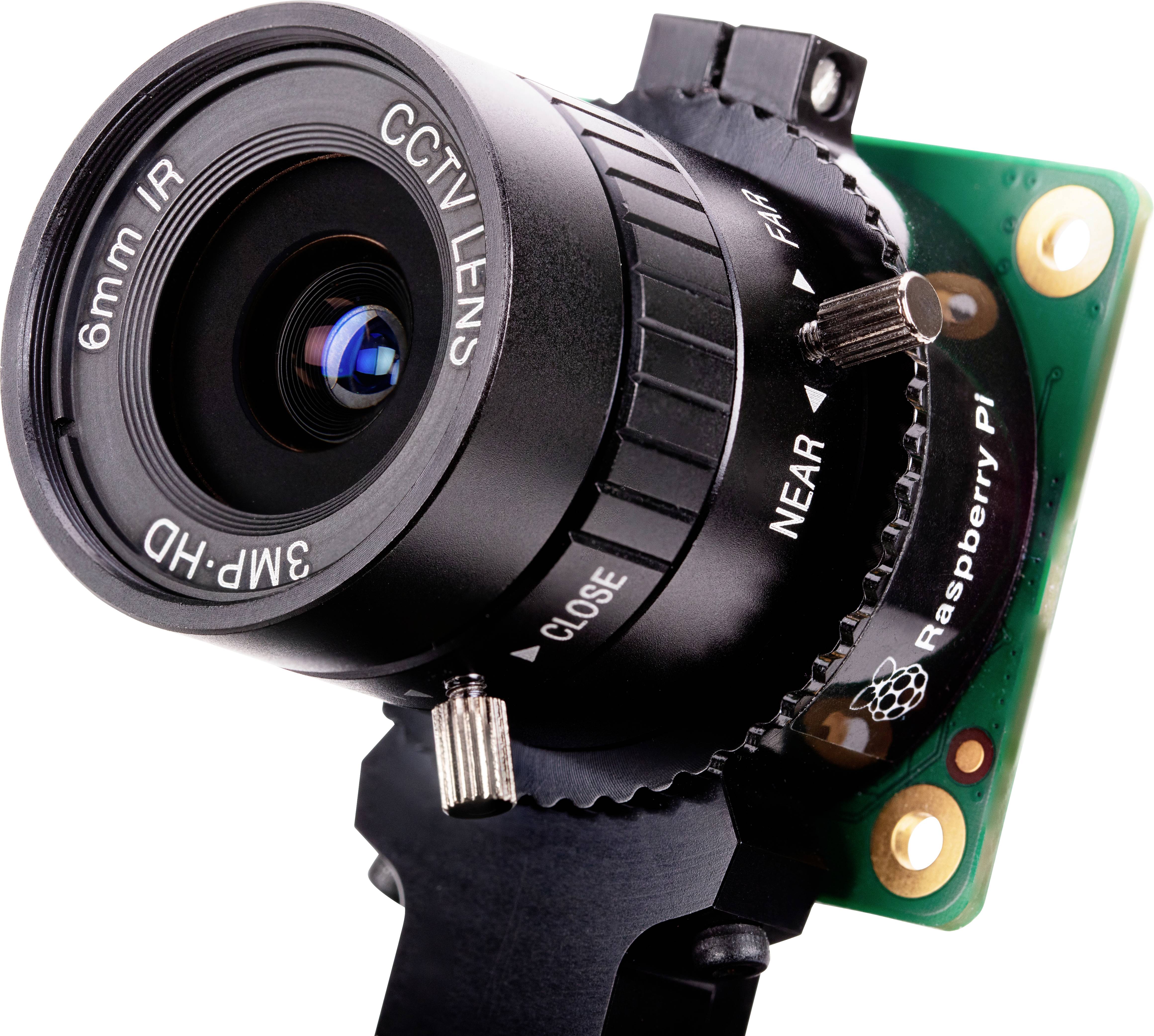 Kamerový objektiv na desce Raspberry Pi ukazuje sestavu pro CCTV dohledový systém.