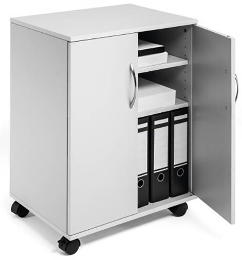 Bílá kancelářská skříň na kolečkách s otevřenými dveřmi. Uvnitř se nacházejí šanony a papírové zakládací desky.