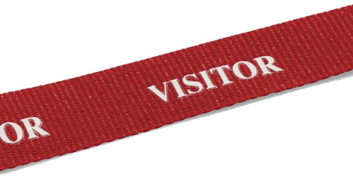Červený pás s bílým textem 'VISITOR'.