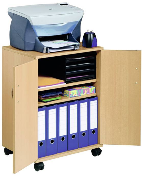 Tiskárna stojí na pojízdné dřevěné skříni. Uvnitř jsou otevřené složky, papíry a kancelářské potřeby.