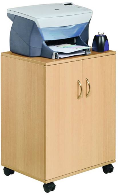 Tiskárna na dřevěné skříni s kolečky; tiskárna právě vyhazuje potištěný list. Vpravo vedle tiskárny stojí držák na pera.