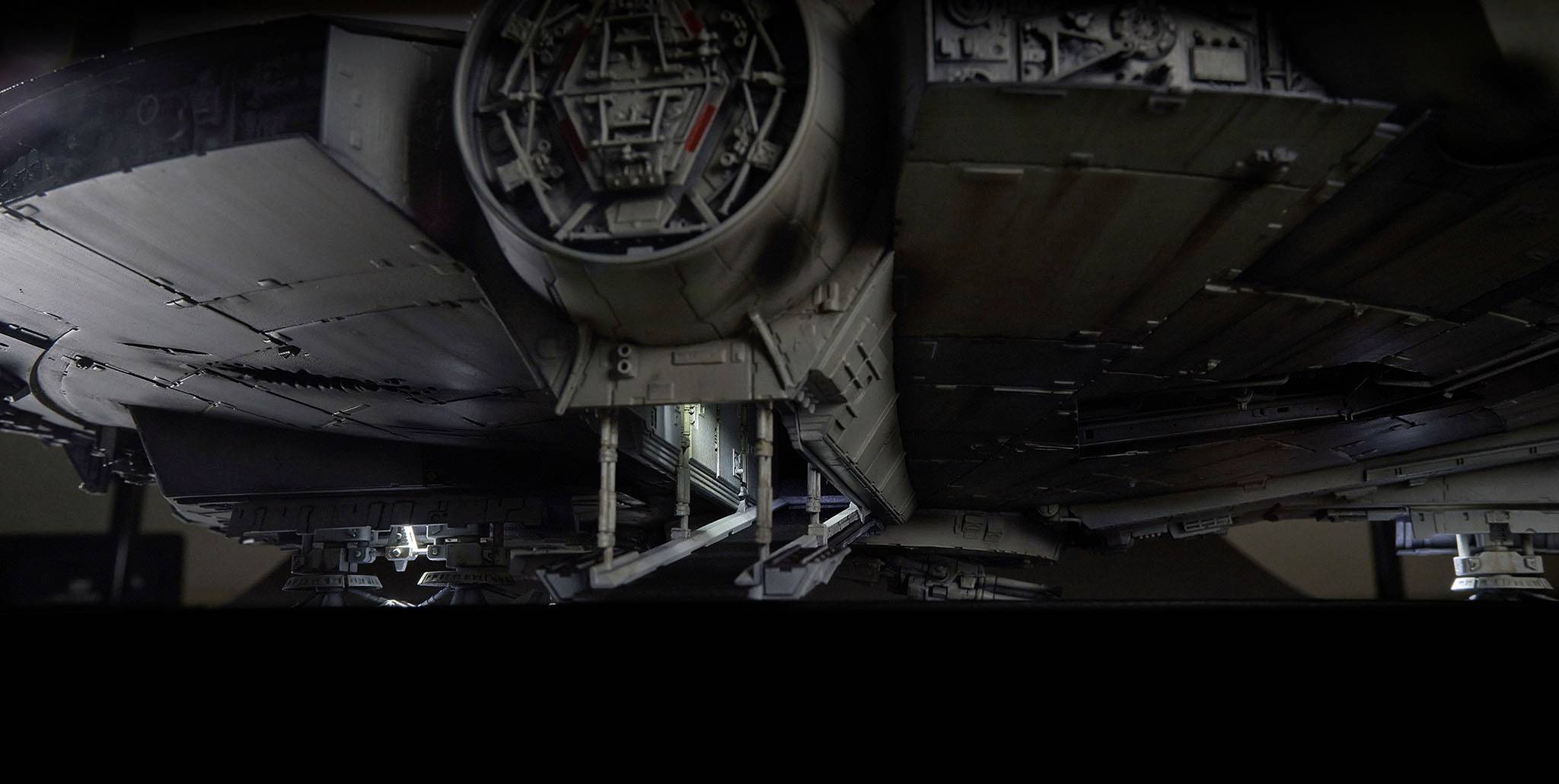 Spodní strana velké, detailně propracované vesmírné lodi, která odhaluje složitou síť desek a mechanických struktur.