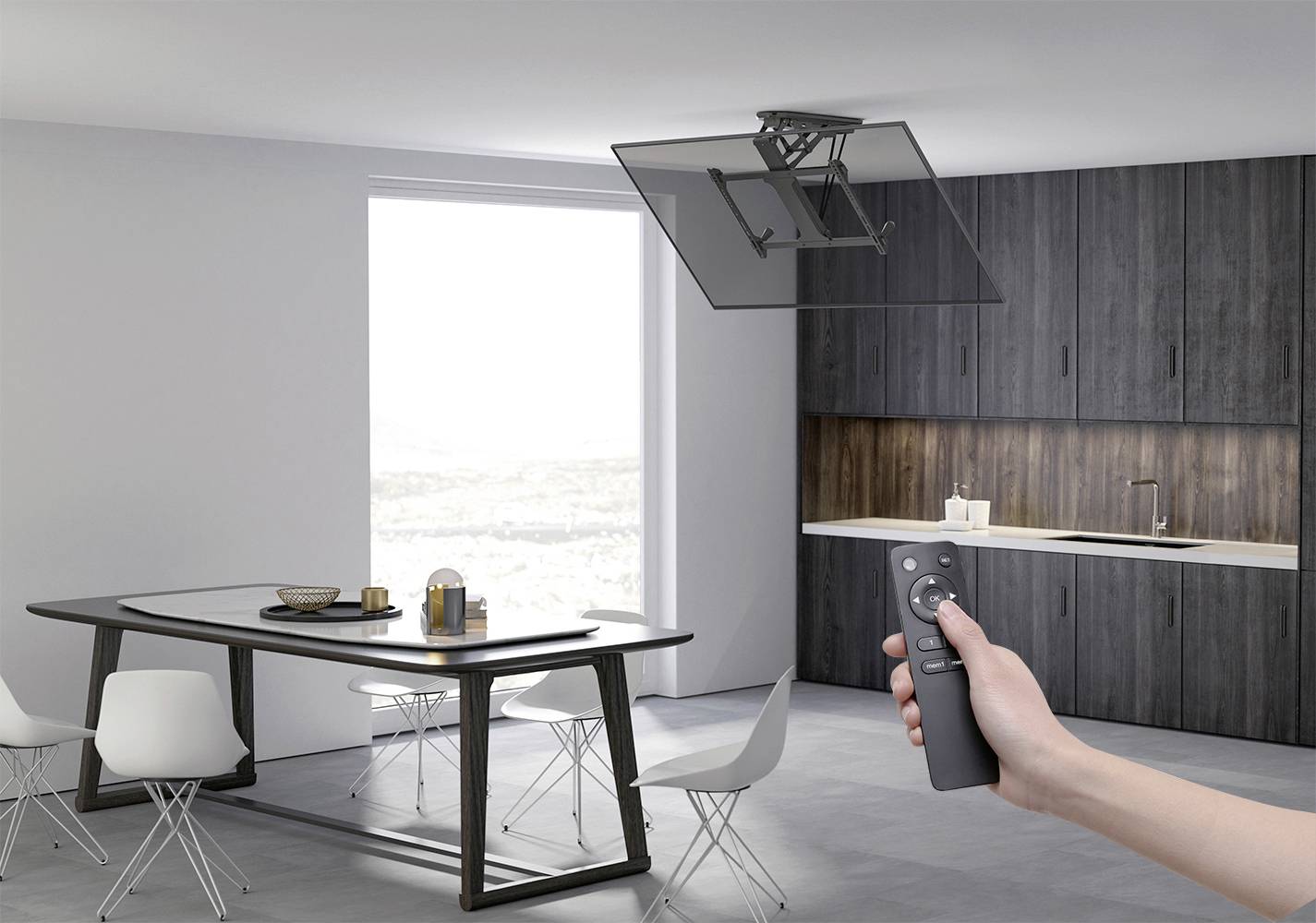 Jedna ruka drží dálkový ovladač, který ovládá moderní ventilátor ve stylové kuchyni. V pozadí: stůl, židle, okno.