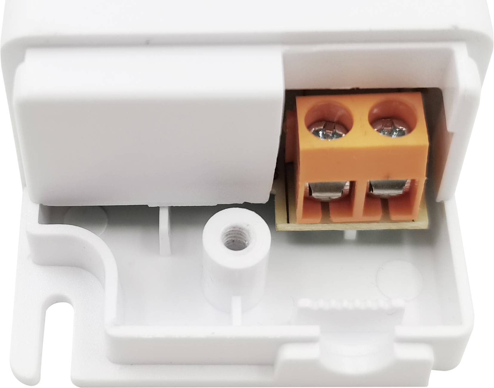 Bílá elektrická svorkovnice s oranžovým připojením, vhodná pro bezpečné propojení elektrických vodičů.