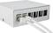 Šedé síťové zařízení Ethernet s připojenými dvěma síťovými kabely LAN a několika volnými porty zobrazuje síťové připojení.