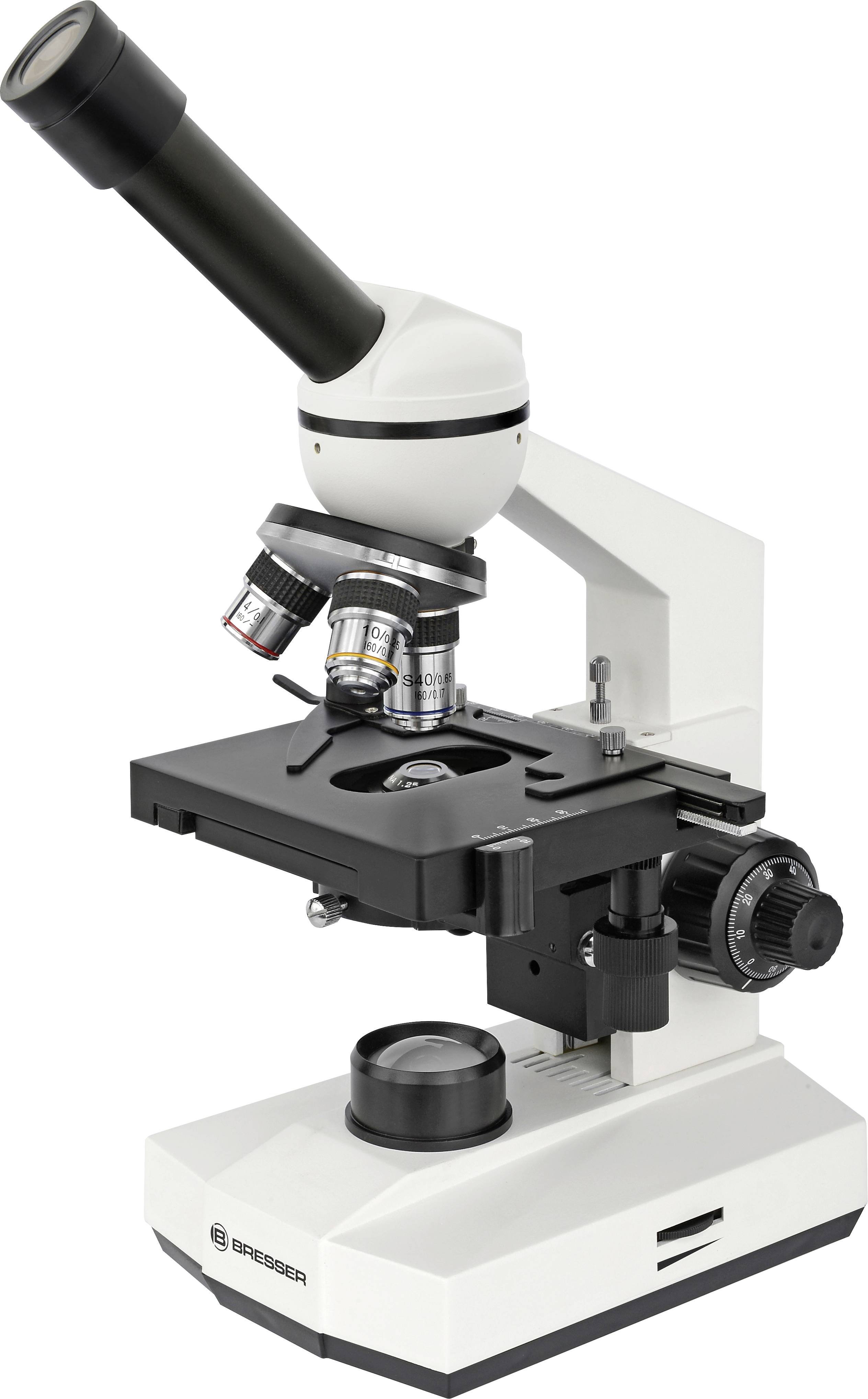 Bílý laboratorní mikroskop s několika objektivy a zaostřovacím kolečkem stojí na stole.