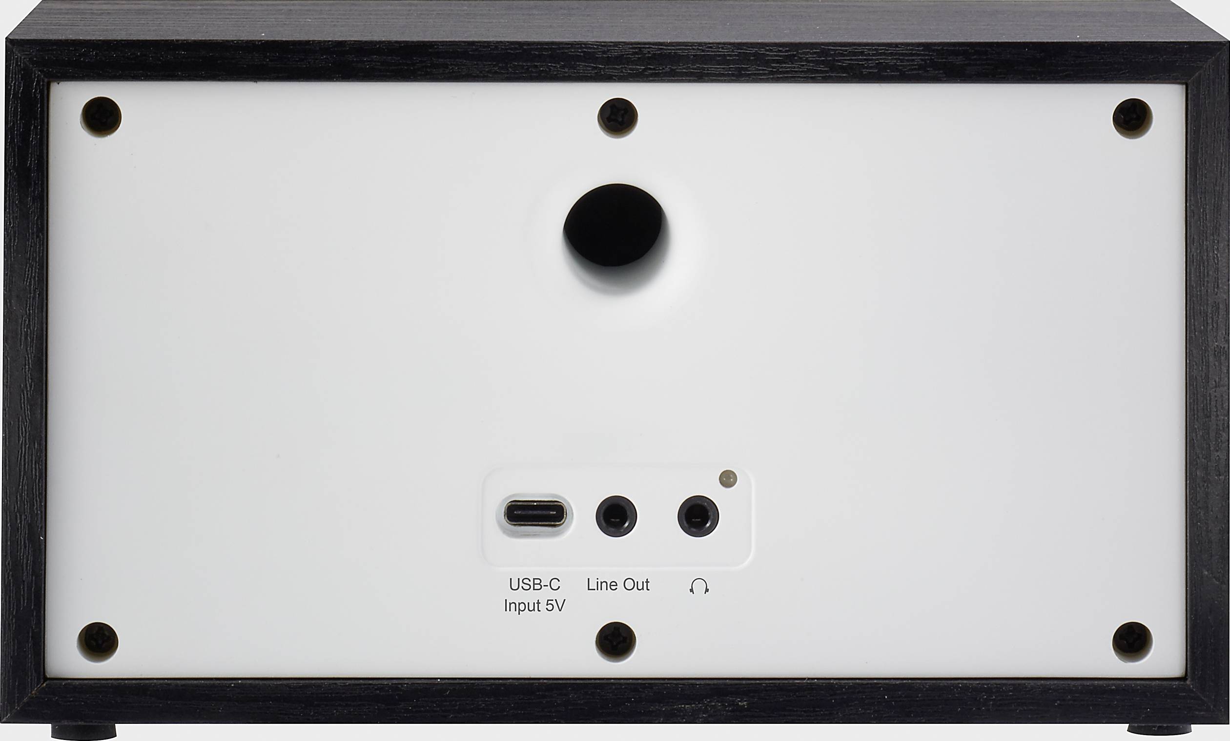 Zadní strana elektronického zařízení s konektorem USB-C, Line Out a vstupem 5V. Centrální otvor pravděpodobně slouží k větrání.