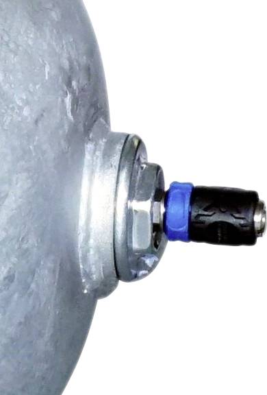 Detailní záběr ventilu na stříbrné, kulaté kovové nádobě. Ventil má černou čepičku s modrým kroužkem.