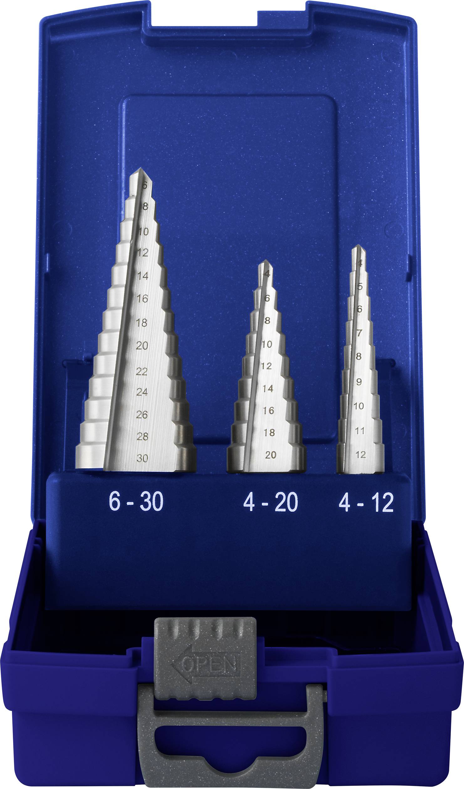 Sada tří stupňovitých vrtáků v modré krabičce, označená velikostmi 6-30 mm, 4-20 mm a 4-12 mm.