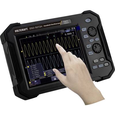 Ruční osciloskop VOLTCRAFT DSO-5072H zobrazuje vlnovité signály na displeji. Ruka se dotýká obrazovky pro ovládání.