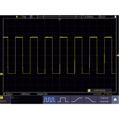 Osciloskop zobrazuje obdélníkový signál s frekvencí 1 kHz na ose y a časem na ose x.